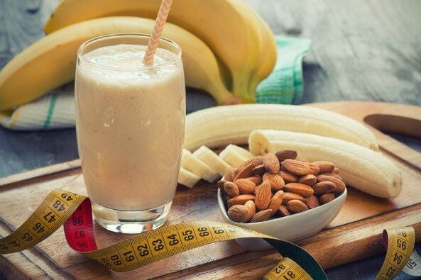 Smuses with banana and almonds